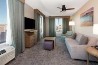 Homewood Suites By Hilton Albuquerque Downtown的电视和/或娱乐中心