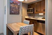 Homewood Suites By Hilton Albuquerque Downtown的厨房或小厨房