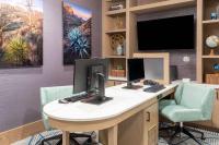 Homewood Suites By Hilton Albuquerque Downtown的电视和/或娱乐中心