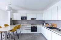 Luxury Labone Edge 2-bedroom apartment in Accra - FiveHills homes的厨房或小厨房
