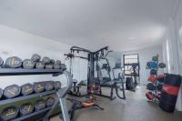 Luxury Labone Edge 2-bedroom apartment in Accra - FiveHills homes的健身中心和/或健身设施