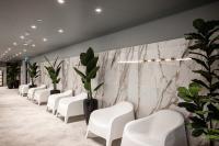 Meriton Suites Liverpool的休息区
