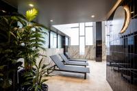 Meriton Suites Liverpool的休息区