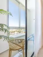 Nathan&#39;s Suites On The Beach的阳台或露台