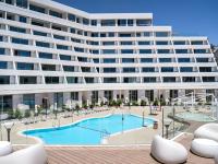Nathan&#39;s Suites On The Beach内部或周边的泳池