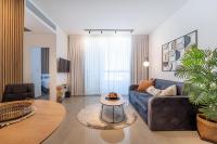 埃拉特Nathan&#39;s Suites On The Beach的带沙发和桌子的客厅