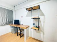 ซับรูมโฮเทล Subroom Hotel的电视和&#47;或娱乐中心
