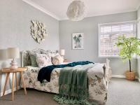 M&amp;K Home with central air condition, 4 bedrooms, by Chartwell Shopping Centre客房内的一张或多张床位