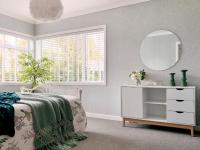 M&amp;K Home with central air condition, 4 bedrooms, by Chartwell Shopping Centre客房内的一张或多张床位