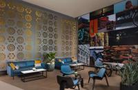 科伦坡Radisson Hotel Colombo的大堂设有蓝色的沙发、椅子和墙壁