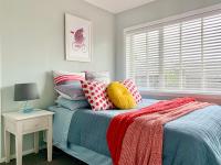 M&amp;K Home with central air condition, 4 bedrooms, by Chartwell Shopping Centre客房内的一张或多张床位