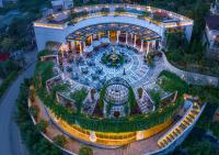 Silk Path Grand Sapa Resort & Spa外面的花园