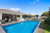 汉密尔顿Hamilton Summer Treat- 4 Bedroom with pool的房子后院的游泳池