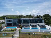 Epic Suites Bohol ADULTS ONLY内部或周边的泳池