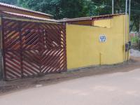 帕拉蒂Casa de temporada Lindas Cachoeiras 10的黄色建筑,有门,有号码