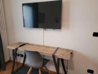 Cham&#39;Heart, 4-star apartments in Chamonix centre with free private parking的电视和&#47;或娱乐中心