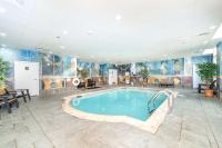 Bellissimo Hotel, Trademark by Wyndham Near Foxwoods Casino内部或周边的泳池