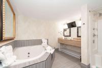 Bellissimo Hotel, Trademark by Wyndham Near Foxwoods Casino的一间浴室