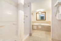 Bellissimo Hotel, Trademark by Wyndham Near Foxwoods Casino的一间浴室