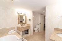 Bellissimo Hotel, Trademark by Wyndham Near Foxwoods Casino的一间浴室