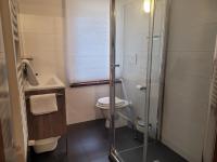 Cham&#39;Heart, 4-star apartments in Chamonix centre with free private parking的一间浴室