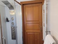 Cham&#39;Heart, 4-star apartments in Chamonix centre with free private parking的一间浴室