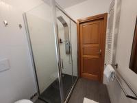 Cham&#39;Heart, 4-star apartments in Chamonix centre with free private parking的一间浴室
