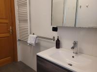 Cham&#39;Heart, 4-star apartments in Chamonix centre with free private parking的一间浴室