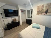 Quiet & Centrally located House - PRIVATE PARKING, LAUNDRY AND STORAGE FOR LUGGAGE客房内的一张或多张床位
