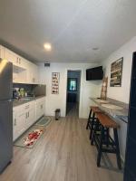 Quiet & Centrally located House - PRIVATE PARKING, LAUNDRY AND STORAGE FOR LUGGAGE的厨房或小厨房