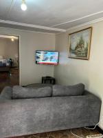 Furnished self catering cottage的电视和/或娱乐中心