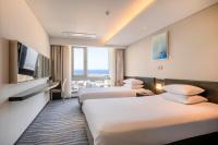 Gloucester Hotel Jeju客房内的一张或多张床位