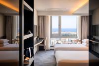 Gloucester Hotel Jeju客房内的一张或多张床位