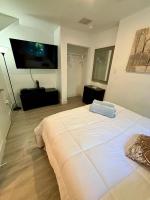 Quiet & Centrally located House - PRIVATE PARKING, LAUNDRY AND STORAGE FOR LUGGAGE的电视和/或娱乐中心