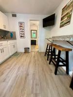 Quiet & Centrally located House - PRIVATE PARKING, LAUNDRY AND STORAGE FOR LUGGAGE的厨房或小厨房