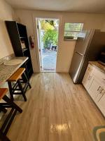 Quiet & Centrally located House - PRIVATE PARKING, LAUNDRY AND STORAGE FOR LUGGAGE的厨房或小厨房