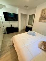 Quiet & Centrally located House - PRIVATE PARKING, LAUNDRY AND STORAGE FOR LUGGAGE的电视和/或娱乐中心