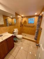 Quiet & Centrally located House - PRIVATE PARKING, LAUNDRY AND STORAGE FOR LUGGAGE的一间浴室