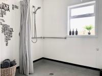 M&amp;K Home with central air condition, 4 bedrooms, by Chartwell Shopping Centre的一间浴室