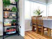 M&amp;K Home with central air condition, 4 bedrooms, by Chartwell Shopping Centre的休息区