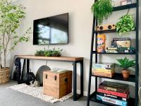 汉密尔顿M&amp;K Home with central air condition, 4 bedrooms, by Chartwell Shopping Centre的一间有植物架和电视的房间