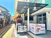 皮皮岛Blue Flow Hostel的街道边有遮阳篷的商店