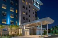 奥兰多Hyatt House Orlando Airport的一家晚上设有加油站的酒店