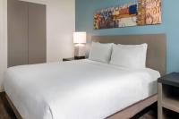 Hyatt House Orlando Airport客房内的一张或多张床位