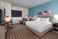Hyatt House Orlando Airport客房内的一张或多张床位