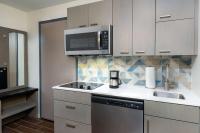Hyatt House Orlando Airport的厨房或小厨房