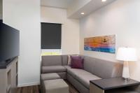 Hyatt House Orlando Airport的电视和&#47;或娱乐中心