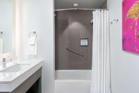 Hyatt House Orlando Airport的一间浴室