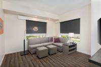 Hyatt House Orlando Airport的休息区