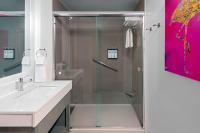 Hyatt House Orlando Airport的一间浴室